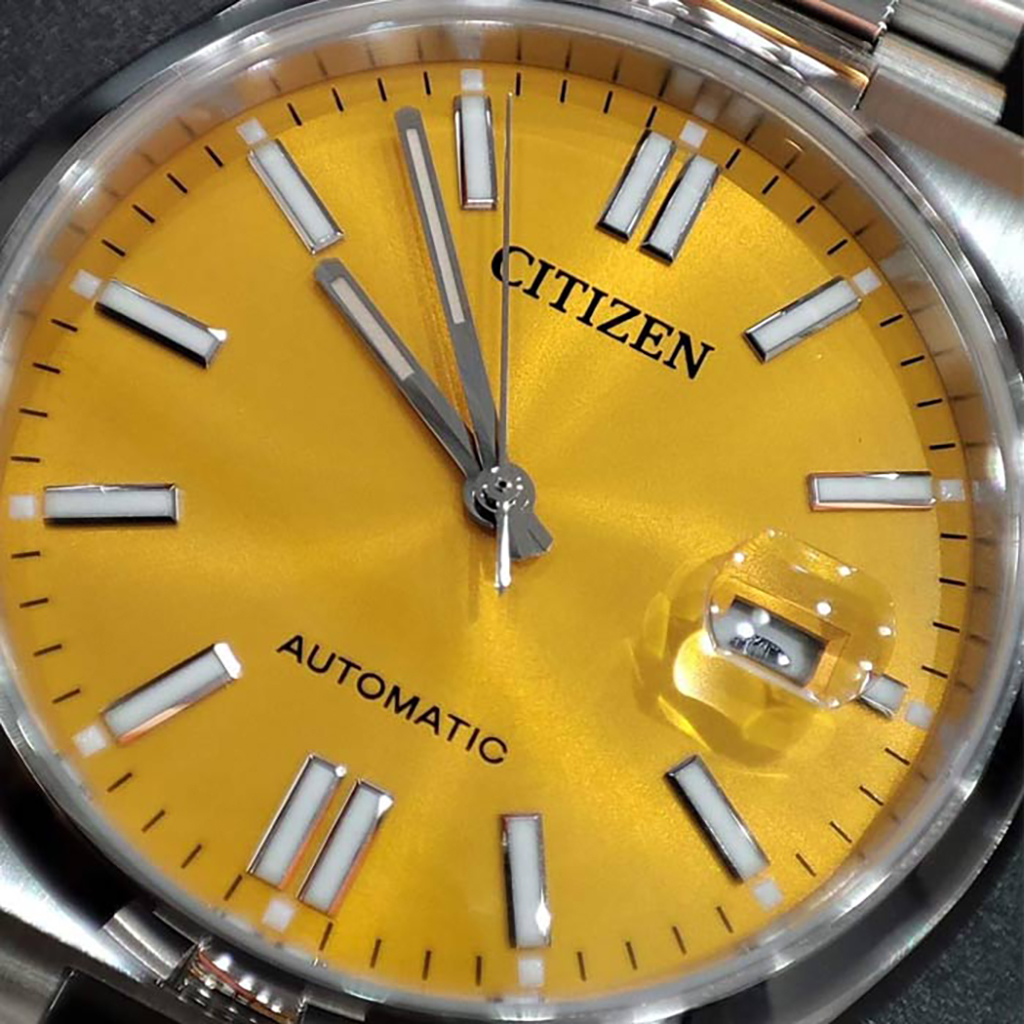 نمای نزدیک صفحه زرد و شیشه ذره‌بین دار سیتیزن