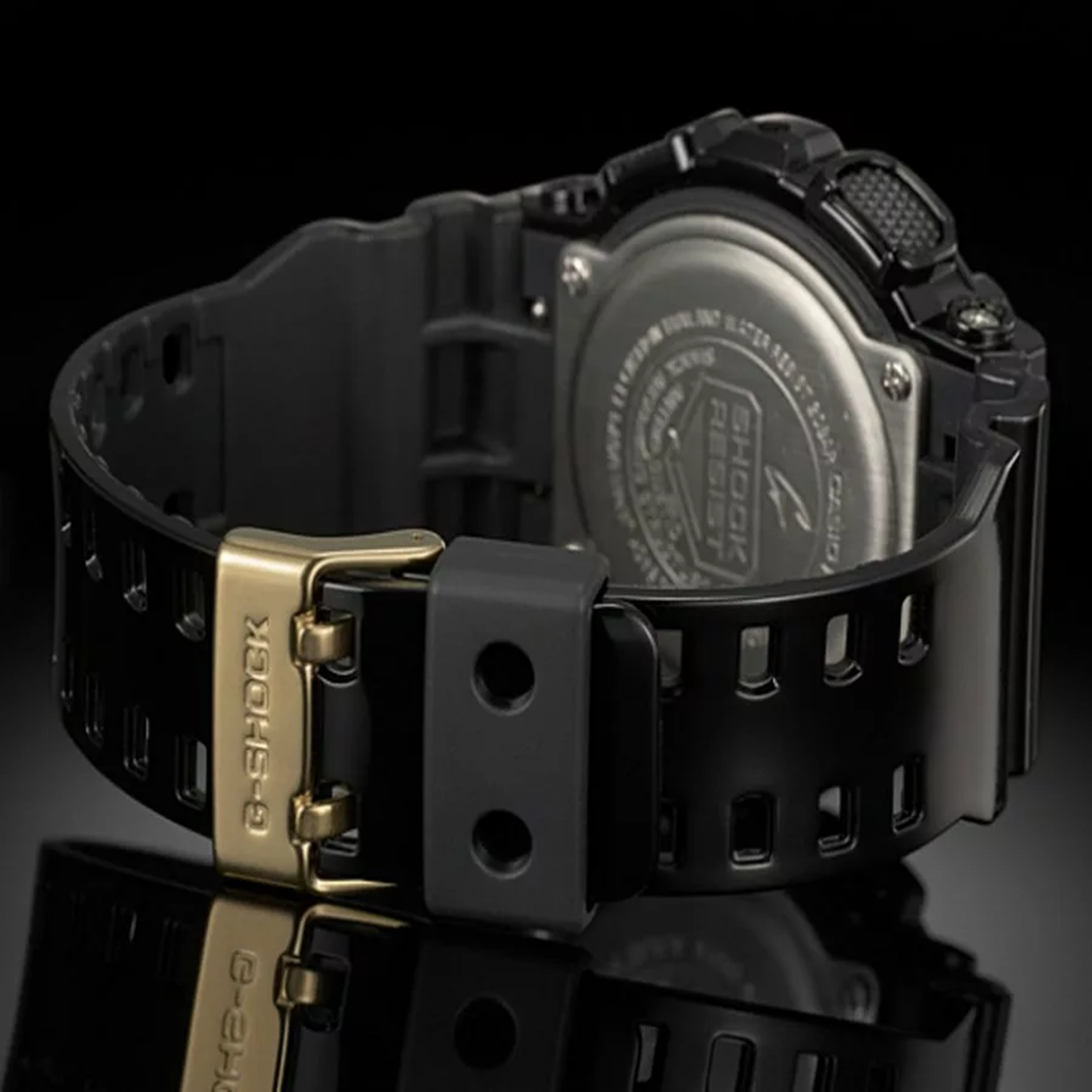 نمای نزدیک ساعت جی شاک GA-140GB-1A1 با قاب مشکی و جزئیات طلایی