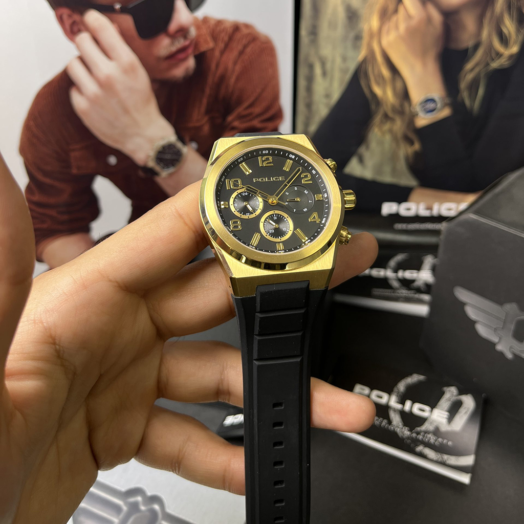 نمای پشت قاب ساعت پلیس و حکاکی لوگوی پلیس