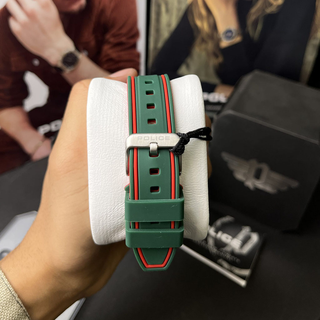 تصویر نمای جزئیات صفحه و عقربه‌های ساعت POLICE