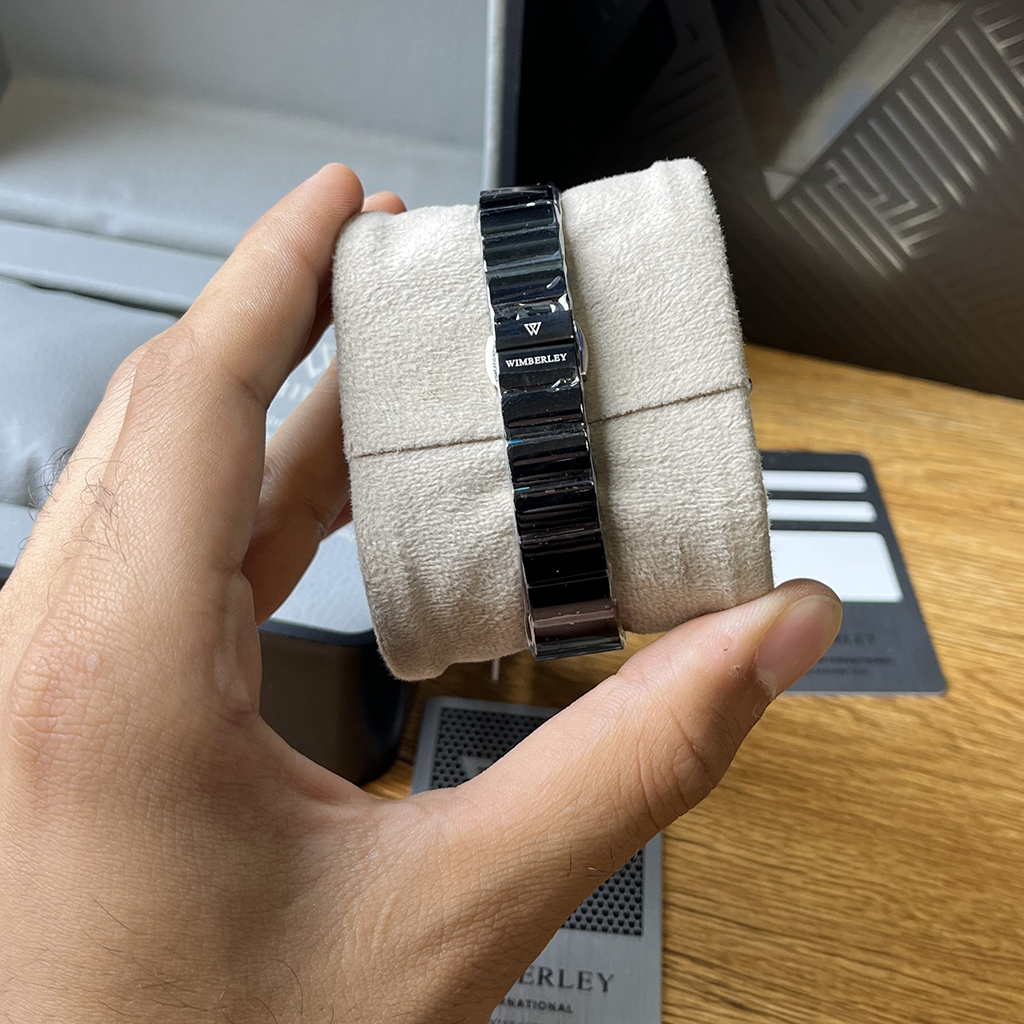 نمای نزدیک قاب خشتی (لوزی) و ساده ساعت ویمبرلی