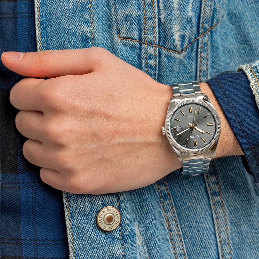 نمای نزدیک صفحه مشکی و تقویم ساعت کاسیو MTP1302