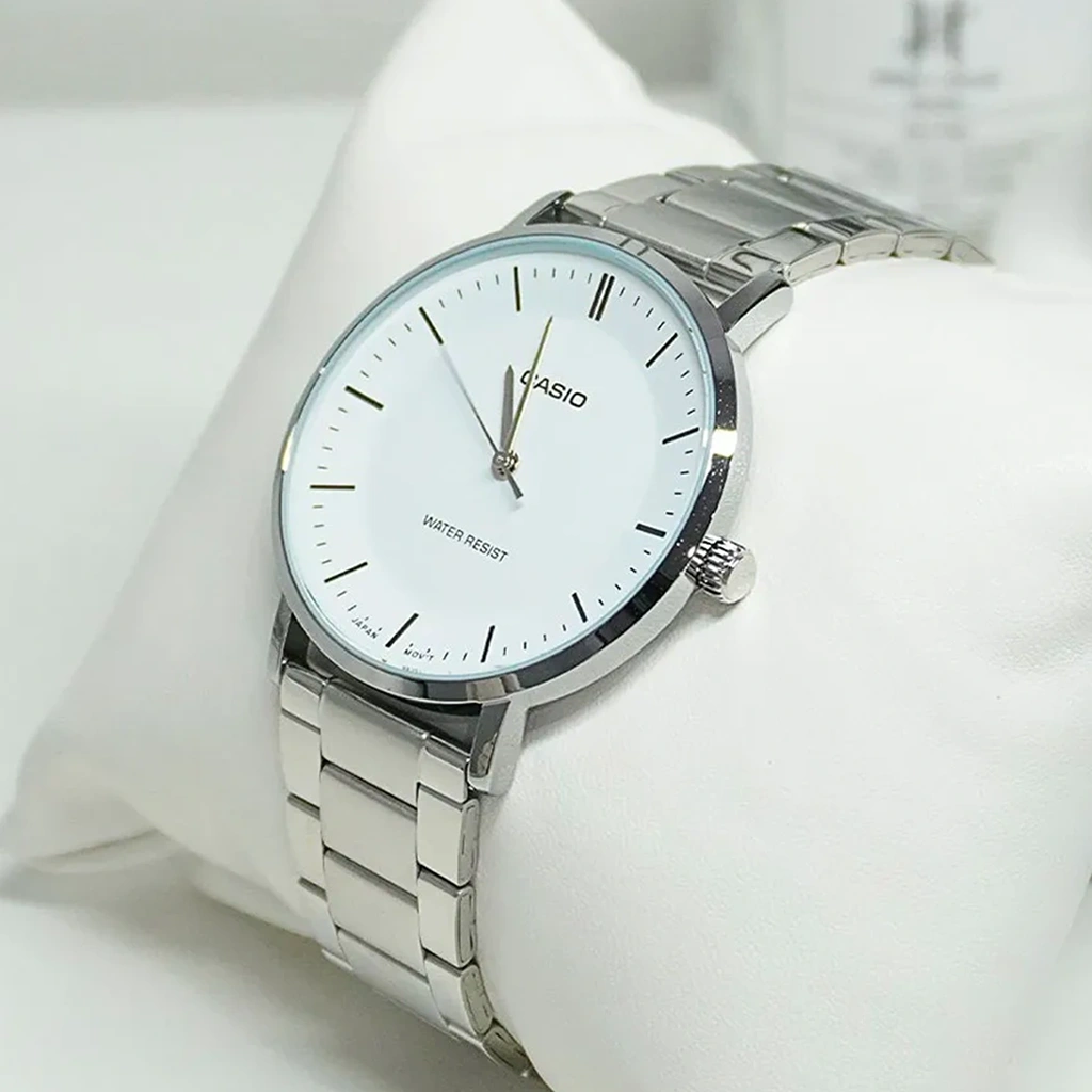 نمای روبرو ساعت کاسیو صفحه سفید نقره ای مینیمال
