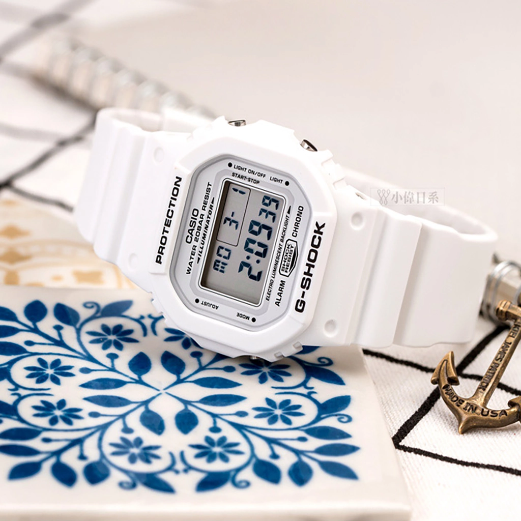 نمای نزدیک ساعت Casio G-SHOCK DW-5600MW-7DR با صفحه دیجیتال مقاوم