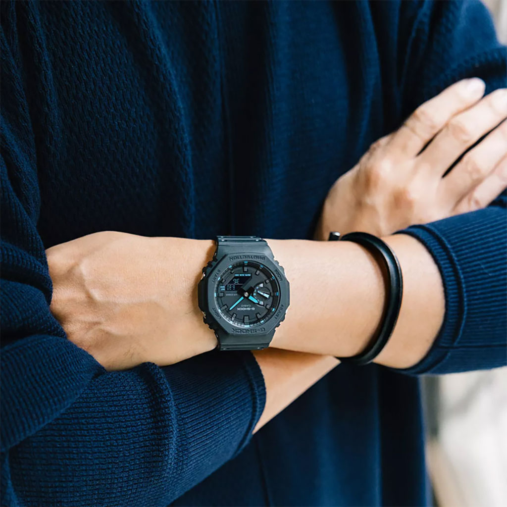 نمای کنار ساعت جیشاک GA-2100-1A2 با قاب کربن کور گارد