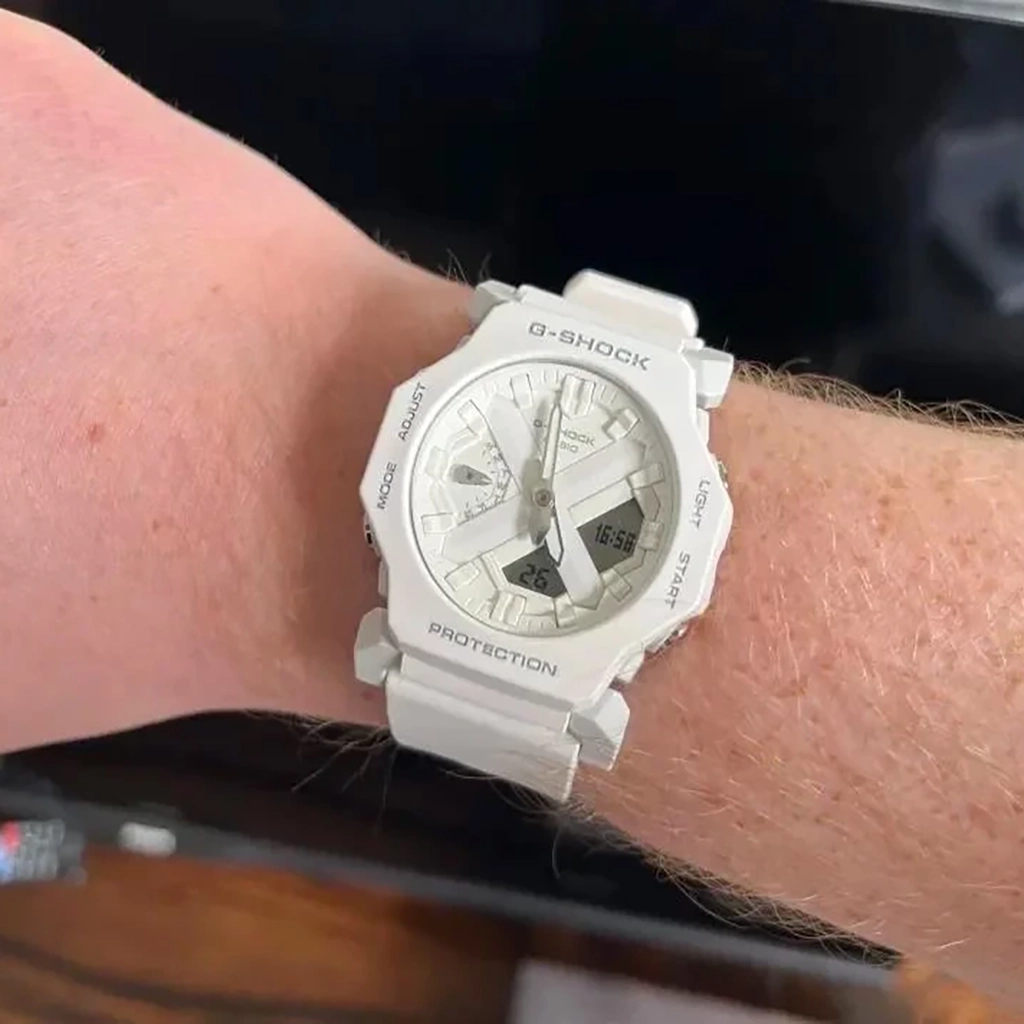 ساعت اسپرت سفید مناسب مچ‌های ظریف و باریک